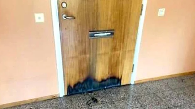 Så här såg det ut på ytterdörren där åklagare Åsa Valter menar att kvinnorna har sprutat tändvätska och tänt på.