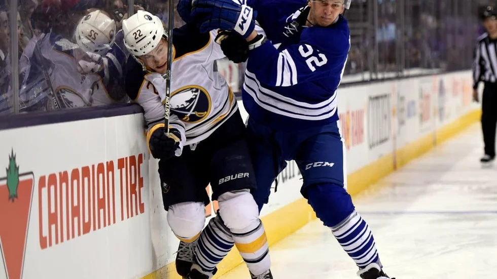 Forwarden. Johan Larsson, Buffalo, i närkamp med Torontos Martin Marincin.