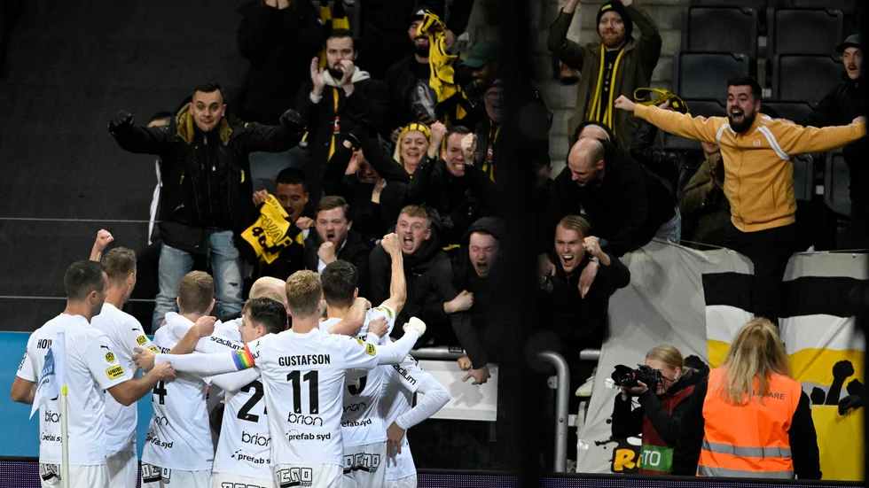 Häcken firar Ibrahim Sadiqs mål med supportrarna på Friends arena.
