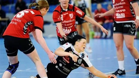 Skadad. Carin Bergdahl skadade foten allvarligt borta mot Helsingborg. "Jag hörde hur det knakade till", säger hon bedrövat.