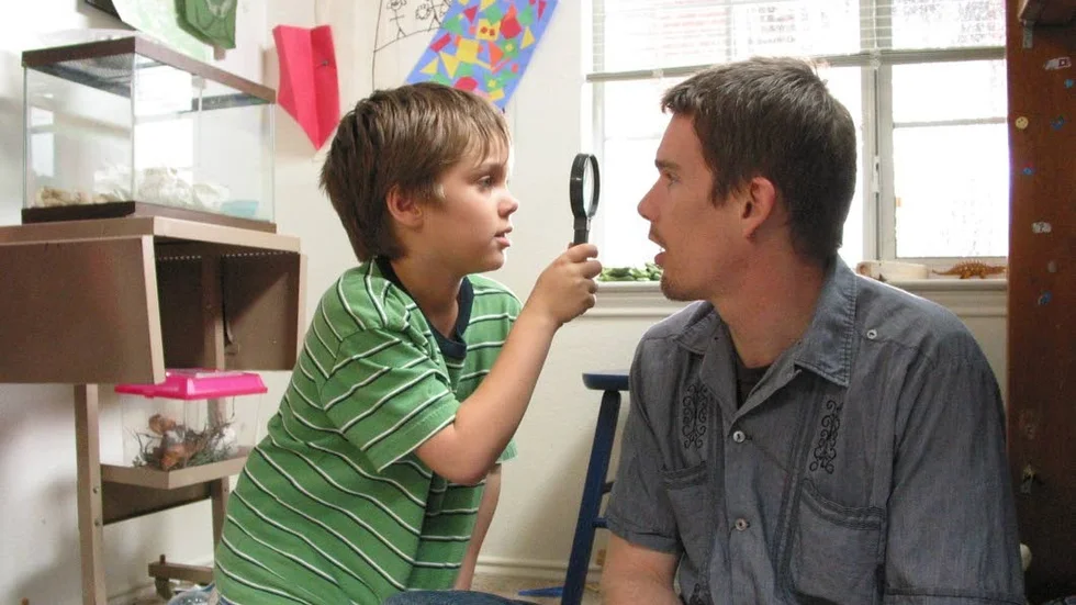 Ellar Coltrane i rollen som Mason växer upp framför våra ögon i Richard Linklaters imponerande epos "Boyhood". Pappan spelas av Ethan Hawke.