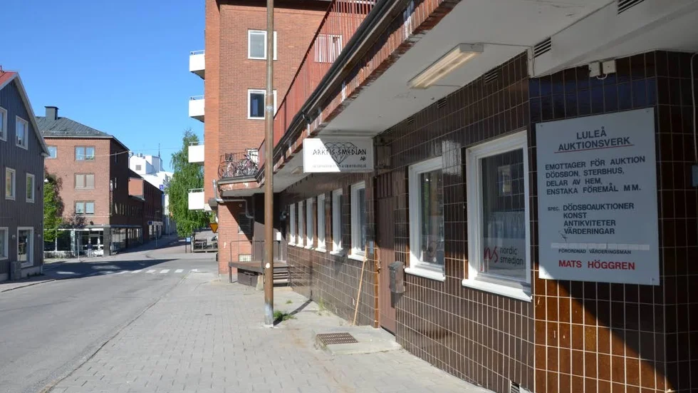 Inbrott. Strax före klockan två natten till tisdag utlöstes larmet i guldsmedsbutiken på Köpmangatan. En större mängd smycken saknas efter inbrottet.