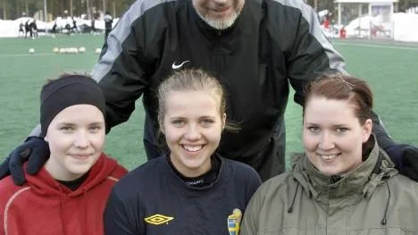Nya ansikten i Norrskens fotbollslag den här säsongen. Längst bak, tränaren Birger Grahn och framför honom, från vänster: Moa Bergh, Stina Grahn och assisterande tränaren Veronika Jonsson.