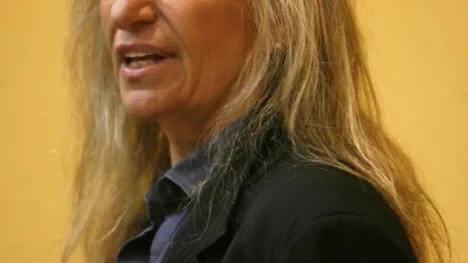 En av Annie Leibovitz mest kända bilder visar en naken liggande John Lennon, virad kring en påklädd Yoko Ono. Bilden togs samma dag som Lennon dog och hamnade på omslaget av musiktidskriften Rolling Stone.