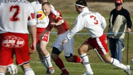 Hemmingsmark och Peter Viklund (i mitten) befinner sig i ett trångt läge inför de två sista serieomgångarna i fotbollstrean. "Det vore onödigt att åka ur. Vi har en trupp som är alldeles för bra för fyran", tycker Peter, som spelat i Hemmingsmark i 19 säsonger! (Arkivbild)