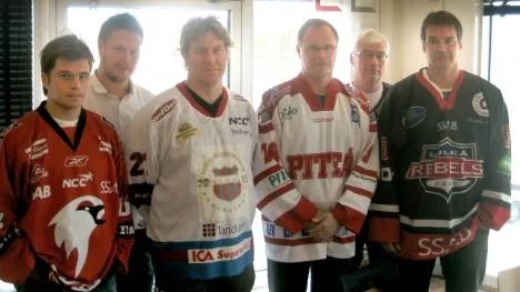 Sex norrbottniska hockeytränare som ser fram emot division 1-starten i ishockey, från vänster Lars-Peter Skogfält (Kiruna), Fredrik Glader (Kalix). B-O Karlsson (Boden), Jens Hellgren (Piteå), Freddy Lindfors (Asplöven) och Osmo Suotokorva (Luleå Rebels).