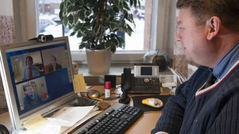 Möte på nätet. Jerry Johansson, kommunalråd i Arvidsjaur, IT Norrbottens vd Tony Blomqvist och projektledaren Catherine Melby höll gemensam presskonferens via Norrbottens läns eget bredbandsnät. "Roligt att få ligga i framkant. Jag tror att det här är framtiden", säger Jerry Johansson.