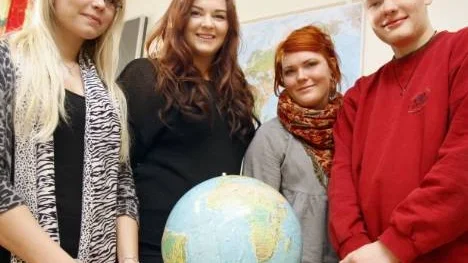 Julia Lindgren, Evelina Stenberg, Anna-Maria Alakangas och Pål Melin går alla volontärlinjen på Älvsby folkhögskola. Den förstnämnda ska efter sommaren jobba i Afrika i sex månader och Anna-Maria Alakangas lämnar landet för Indien om bara någon vecka.