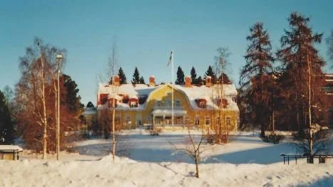 Vårsolen har så smått börjat värma upp, men mycket återstår av solkraften innan snön försvinner. Runt Strömbacka herrgård är det fortfarande mycket kvar av den vita varan.