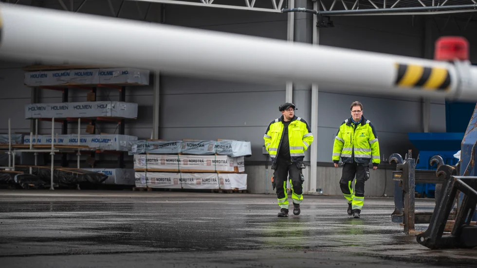 Magnus Winter och Anders Wikberg på Lindbäcks bygg vittnar om stor oro och förstämning på golvet efter det tunga beskedet om betydande nedskärningar. "Det är tragiskt, stämningen är tryckt", säger Anders Wikberg. 