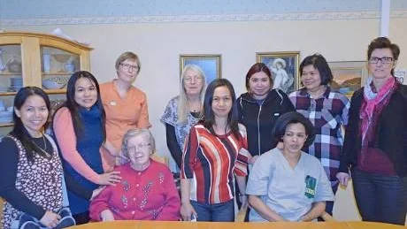FÖRMÅN. Gull-Mari Johansson, undersköterska på Rönngården och enhetschef Kerstin Sandberg ser det som en förmån att få ta emot praktikanterna. Övriga från vänster längst bak: Saifon Thongphun, Prawet Sadat, samt läraren Helena Andersson. Längst fram från vänster: Waritha Thongtue, Sompong Thong, Eva Sundelin, boende, Anecita Paderanga, samt Yordanos Embaye.  Foto: Britt-Louise Spets