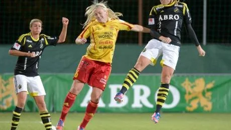 PÅ INGÅNG. AIK-forwarden Clara Markstedt (längst till höger) är högaktuell för Piteå IF i damallsvenskan.