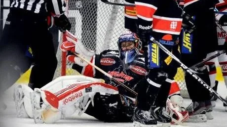TUNGT. Asplövens målvakt Joni Puurula gjorde en bra match. Men trots hans insats tappade laget en 2-0-ledning till 2-2 och sedan avgjorde Västerås i förlängningen.