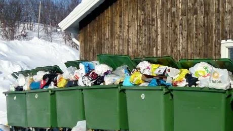 FULLT I RITSEM. En mer frekvent sophämtning efterfrågas av helgturister och boende i Ritsem. Så här såg det ut i söndags i Ritsem.