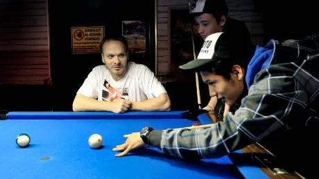 VID BILJARDBORDET. Jonas Karlsson tillsammans med David Lopez närmast kameran samt Robin Fornelid.