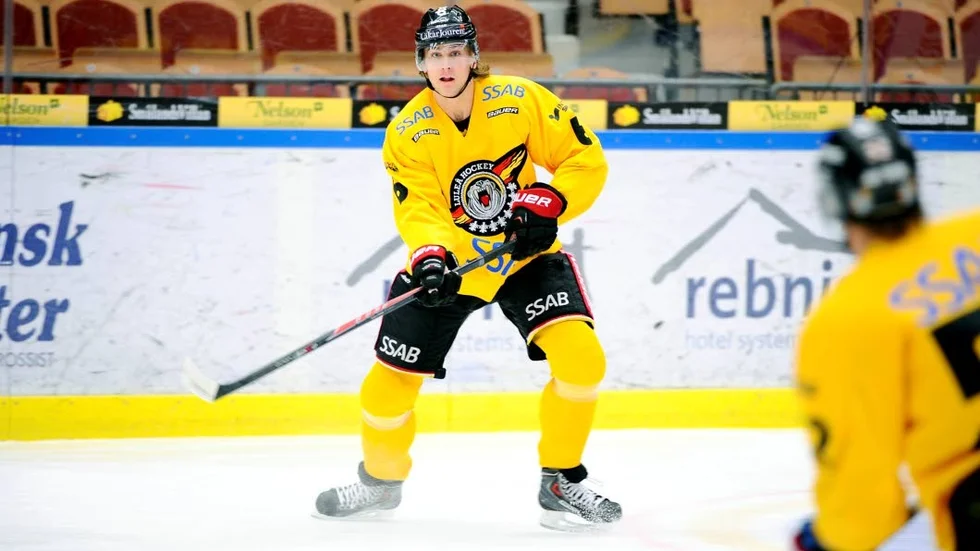 FOTSKADAD. Daniel Gunnarsson var med på uppvärmningen mot Frölunda men hans fotskada var inte helt läkt vilket tvingade honom att lämna återbud.
