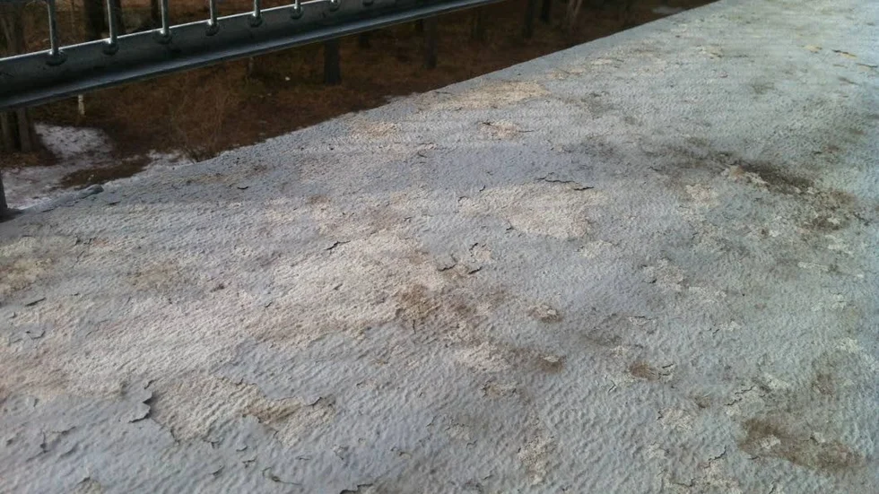 FLAGNAR. Betongplattorna på balkongerna på Kallkällan i Luleå ska täckas med plastplattor. Att måla på betongen var ingen bra idé.