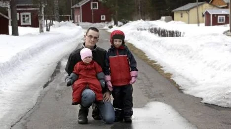 Dick Edin är pappaledig och hemma med barnen Alex, 5 år, och Livia, 1 år och tre månader. Familjen väljer att flytta efter kommunens beslut att stänga förskolan i Tvärån.