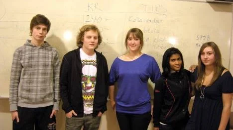 Företag för en dag, ett sätt att skapa mersmak för Ung Företagsamhet bland elever. Från vänster Anton Dahlbäck, Kalle Eriksson, Anna Andersson (Ung Företagsamhet Norrbotten), Rebecka Larsson och Elin Pääjärvi från samhällsprogrammet.