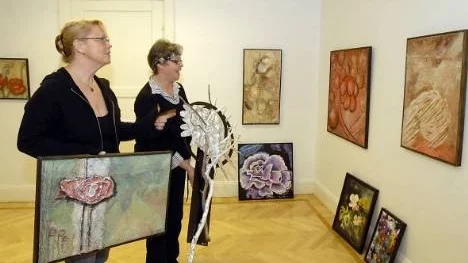 Marie Eriksson och Birgitta Edström förbereder för deras och systern Kerstin Karlssons gemensamma utställning i Brittgården i Arvidsjaur.