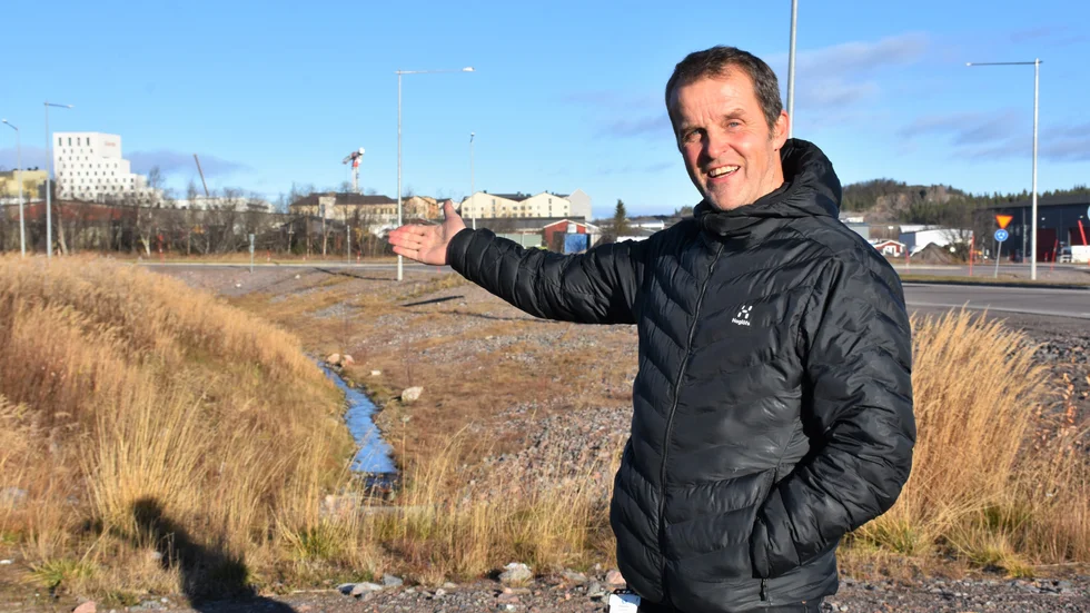 Gunnar Selberg vid tomtalternativ 2b, som kommunen valt ut för sjukhuset. Närheten till Kiruna C, nya centrum, samt framtida järnvägsdragning, är avgörande.