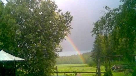 Söndag den  7 juni landade regnbågen på en äng i Svensbyn.