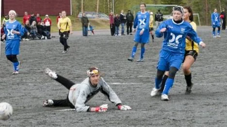 Maria Lindgren var en av Arvidsjaursspelarna som gjorde mål i 7-0-matchen mot Infjärden. Målvakten Matilda Eman var utan chans den här gången.