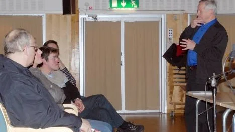 Allmänningsstämma: Torbjörn Sundelin, till höger, informerade skogsägare om nya metoder att beräkna värdet på en skogsfastighet. Till vänster sitter allmänningens styrelseordförande Håkan Ederlöv och lyssnar andäktigt.