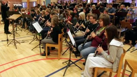 Musikskolor från Älvsbyn, Piteå, Boden, Luleå och Arvidsjaur repeterade i går tillsammans inför konserten på kvällen. Taktpinnen hölls av Christer Börlin, Piteå.