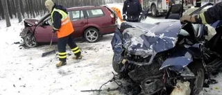 Två bilar i svår krock