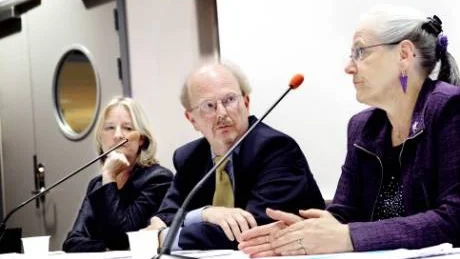DISKUTERADE. Socialdemokraternas partisekreterare Marita Ulvskog, Mats Johansson, alliansens mediagrupp och Rose-Marie Frebran satt i panelen vid gårdagskvällens diskussion om public service som arrangerades av Publicistklubben i Norrbotten under rubriken ”slakten av public service”.  Foto: Petra Isaksson