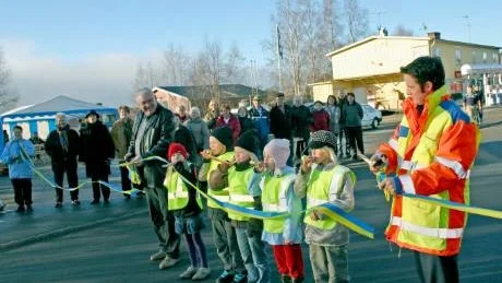 INVIGD. Väg 97 genom Harads har fått en ansiktslyftning. I går invigdes den upprustade vägsträckan av Roger Boman, ordförande i tekniska utskottet, skolbarnen Michaela Hansson, Anton Renberg, Moa Lind, Stina Burman och Alvina Pettersson. Längst till höger: Tomas Ölvebring, chef för vägbyggnadsavdelningen vid Vägverket region norr.