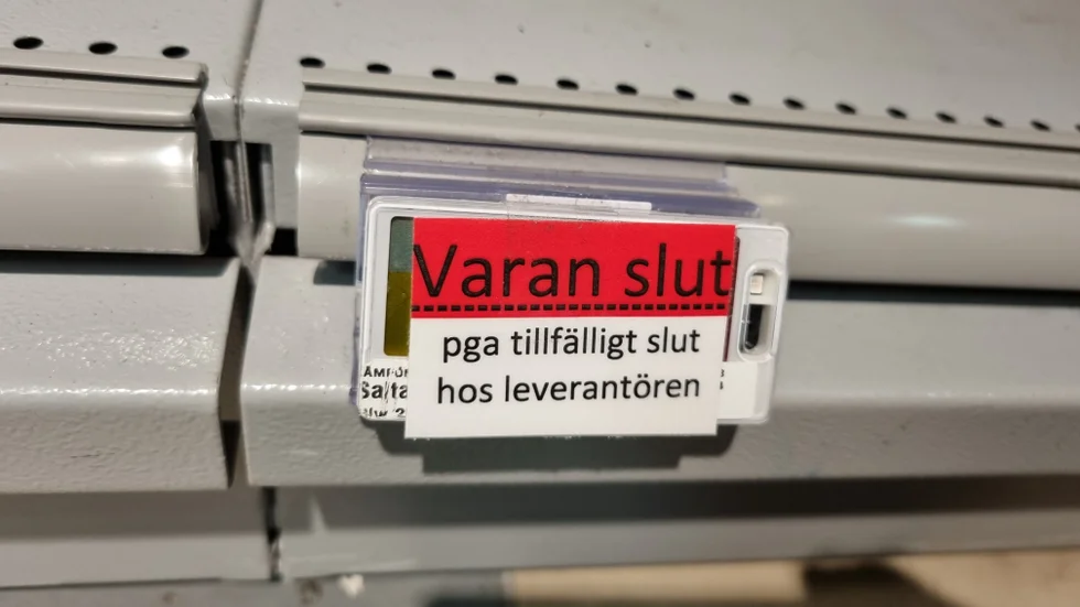 Hos flera av de stora livsmedelskedjorna är det ödsligt på hyllan där salta pinnar brukar ligga.