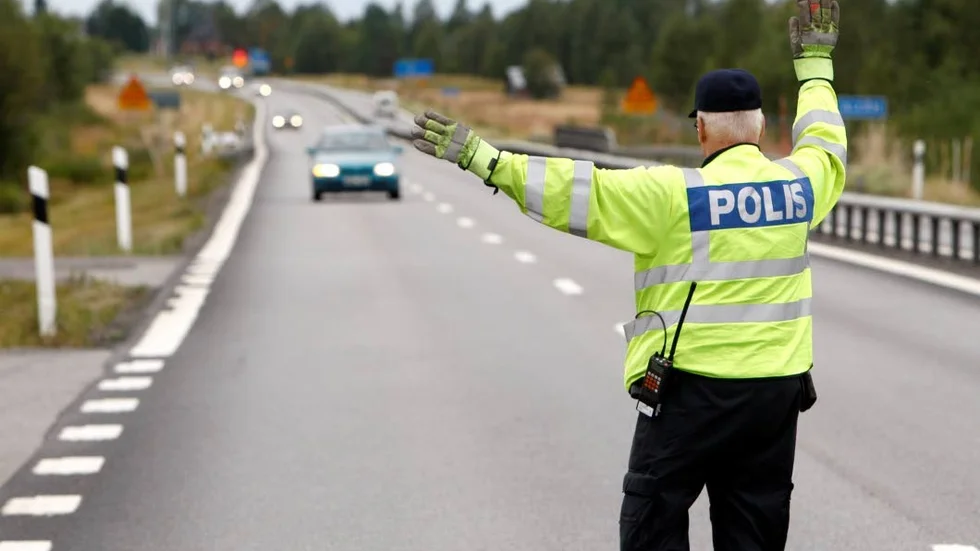 Mannen blåste positivt i en nykterhetskontroll och körkortet villkorades. Men trots att någon annan sjabblat med provsvar och intyg, drogs körkortet in.(Arkivbild)