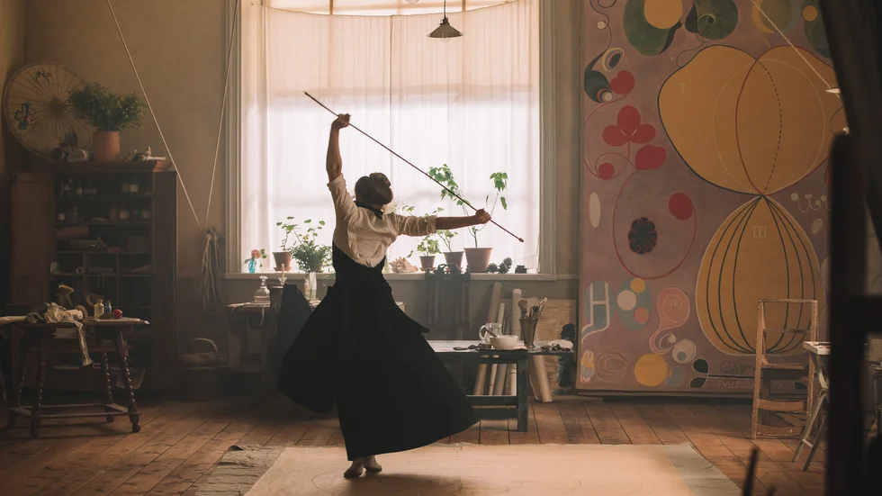 Alla pratar engelska i Lasse Hallströms film om den svenska konstnären Hilma af Klint. "Hilma" är en småstel biografi om en knepig person som stack ut i sin samtid och gör det än i dag.
