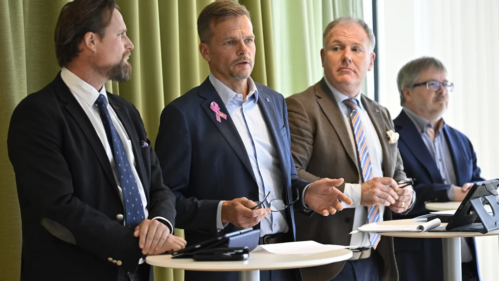 Carl Johan Sonesson (M) presenterar det nya styret tillsammans med Per Einarsson (KD), Gilbert Tribo (L) och Niclas Nilsson (SD) i Region Skåne vid en presskonferens i Regionhuset Dockan i Malmö på fredagen. SD budgetsamarbetar med treklövern M, L och KD i det nya styret.