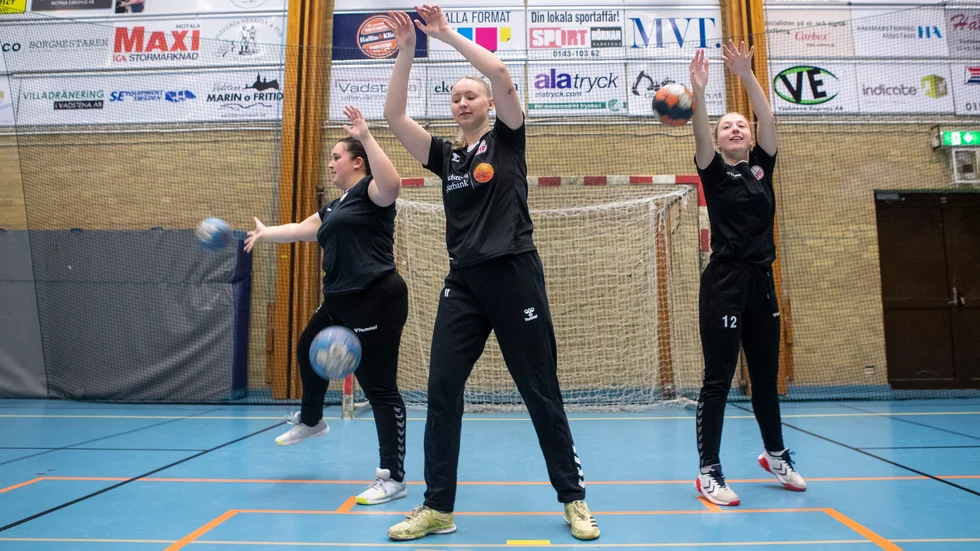 Alina Ek, Ingrid Isacsson och Joline Flink är tre av de fyra målvakterna i VHF:s trupp. Att ha det så välbeställd på mplvaktssidan menar VHF-tränaren Johan Ekdahl är unikt.