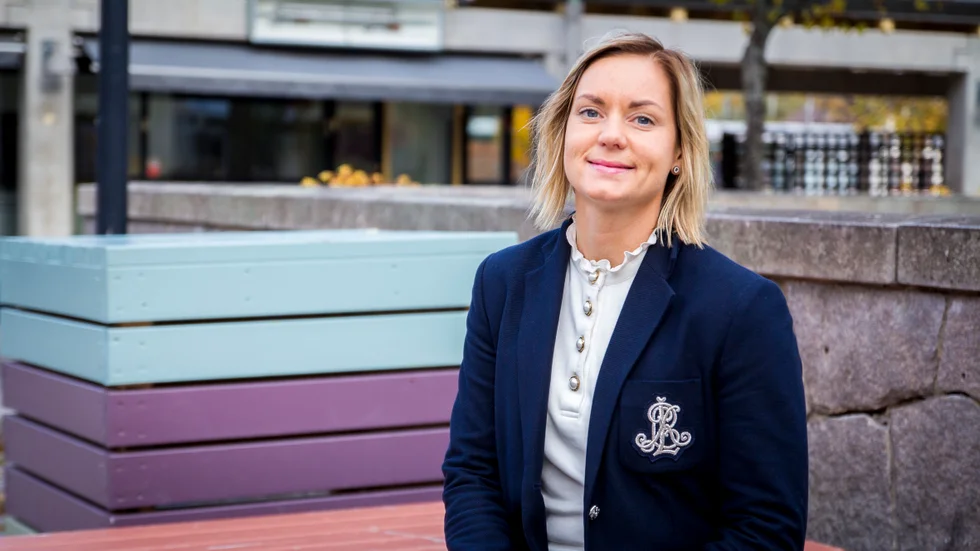 Maja Guthammar, fastighetsmäklare på Länsförsäkringar fastighetsförmedling i Katrineholm, är inte orolig över bostadsbranschen i kommunen: "Man köper och säljer på samma marknad", säger hon.