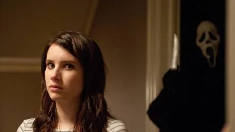 Mördare in från ryggen, hastiga rörelser och plötsliga ljudeffekter. Skräckeffekterna i "Scream 4" kommer knappast överraska någon.