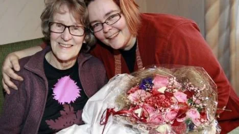 "Tack, du räddade mitt liv", förklarade Gunvor Hermansson, 76, och överräckte blommor, tårta och en varm björnkram till Ulrika Bohman, 44, från Piteå.