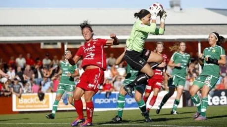Den här bollen snor målvakten Minna Meriluoto åt sig, men Melissa Tancredi fick sista ordet genom att skjuta det avgörande målet i söndagsfighten mellan Piteå och Hammarby. Trepoängare betyder ett stort steg mot förnyat kontrakt för PIF