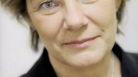 Maria Larsson, äldreminister anser att kommunerna inte klarar att hålla en god personalnivå utan regler.