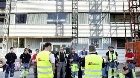Varje vecka dör en person på sitt arbete. Varje månad dör en byggarbetare i jobbet. På onsdagens hölls en tyst minut för att hedra dessa och för att sätta fokus på arbetsmiljön. Bland annat på den här byggarbetsplatsen i Piteå.
