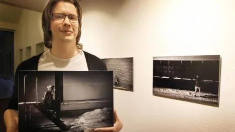 En veckas förberedelser och ett lika noggrant utfört efterarbete, ligger bakom varje fotografi i Natanael Ericssons första offentliga utställning som lockade uppemot hundra personer till gårdagens vernissage.