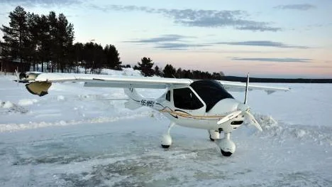 Efter landningen på isbanan touchade planet en snövall och ena vingen skadades.