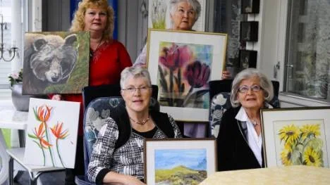 Ateljé Lärkan söker sig utåt. Anna Johansson och Gun Hedlund, bakre raden. Ulla Berg och Solveig Stenvall längst fram.