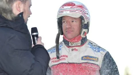 Finländske toppkusken Akseli Lahtinen är en färgklick på banorna i norr. Igår öppnade Umåkerproffset V65-spelet i Skellefteå med en dubbel. Idag fortsätter den flygande finländarens äventyr på Solvalla. Där kör också gårdagens trippelsegrare Ulf Ohlsson och dubbelsegraren John Östman. (Arkivbild)