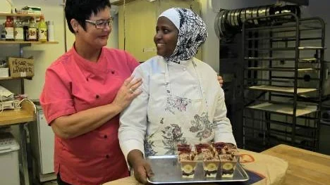 Älvsbyföretagaren Maria Karlsson ångrar inte en sekund att hon anställde Mona Ibrahim som bagare/konditor. "Du är en riktig pärla! Inte bara som skicklig yrkesmänniska utan också för att din arbetsglädje smittar av sig på oss andra och gör det roligare att jobba", säger den nöjda arbetsgivaren.