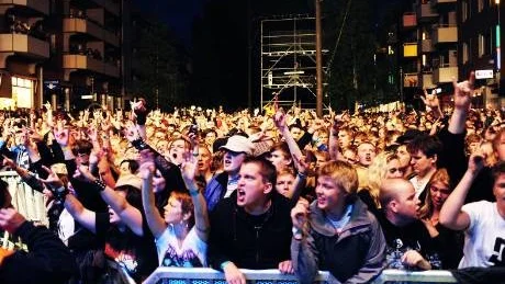 OBLÖTA. Regnet hotade mest hela helgen men publiken klarade sig från skyfall.