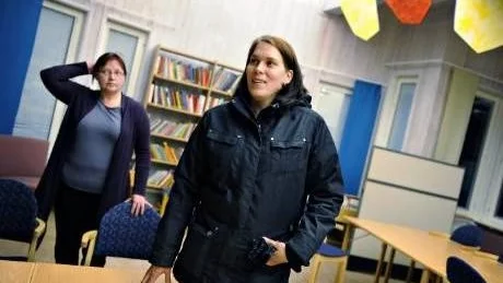 OROLIGA. Två av de oroliga föräldrarna till eleverna på Lillstrandsskolan vid mötet på torsdagskvällen, Karin Enström och Katarina Soutukorva.